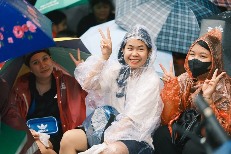 Dòng người từ khắp nơi đổ về, nhiều gia đình, nhóm bạn trẻ khoác áo đỏ sao vàng, cầm cờ Tổ quốc, vừa háo hức chọn vị trí thuận lợi vừa ghi lại những khoảnh khắc đáng nhớ. z6949521143036-e8028775df28ebf1ec96536befb1a91c.jpg
