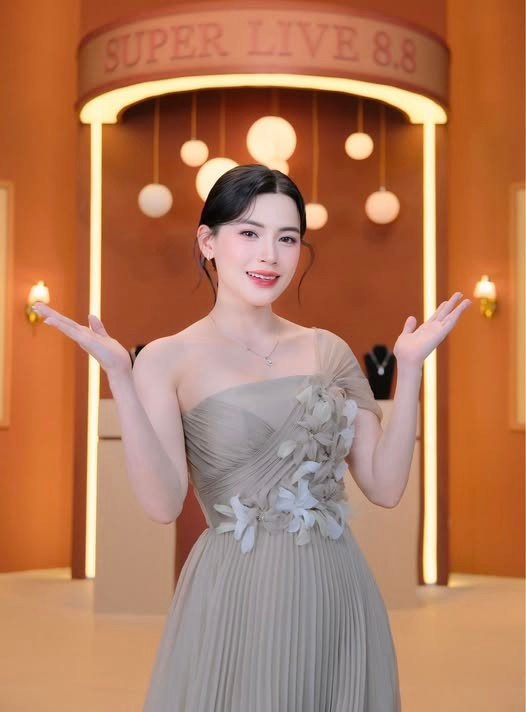 Võ Hà Linh là một trong số ít các KOL còn giữ được sức hút khi tổ chức các phiên livestream trên sàn thương mại điện tử 529217271-1283890343188279-601479121469682167-n.jpg