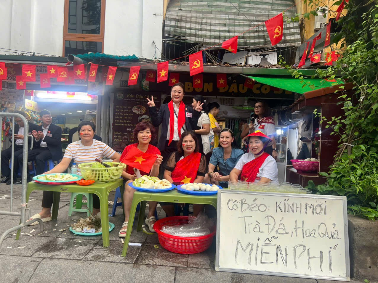 Phó Chủ tịch thường trực VACOD Nguyễn Thị Thu Thủy chụp ảnh lưu niệm cùng các chị Thanh, Thuỷ, Nguyệt, Nhàn, Dung là cư dân ngõ 184, 186 Quán Thánh, những người đã tiếp nước uống, đồ ăn nhẹ cho khối Doanh nhân Việt Nam và lực lượng tham gia diễu hành chiều 27/8 z6953288876046-950a4742f29afe9d6c923fba1c132713.jpg