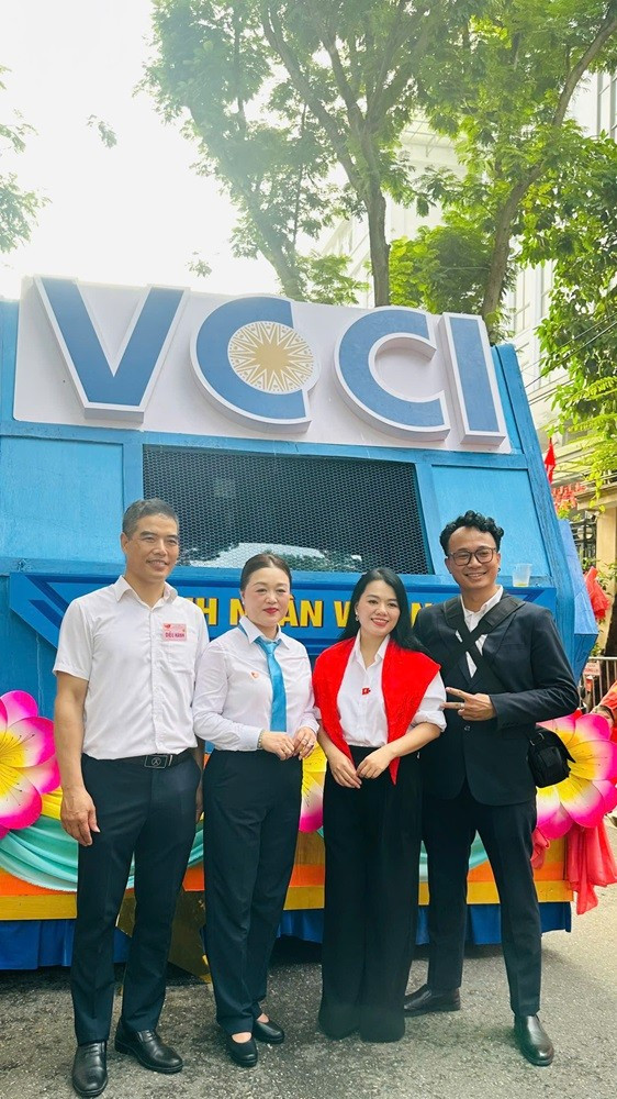 Lần lượt trong ảnh: Ông Nguyễn Ngọc Luân, Bí thư Đảng ủy, Chánh văn phòng VACOD-HBA, Phó trưởng Ban Tổ chức khối; bà Nguyễn Thị Thu Thủy, Phó Chủ tịch thường trực VACOD; bà Nguyễn Thị Mai Hương, Trưởng ban Dịch vụ Truyền thông HBA và ông Nguyễn Hoàng Hiển phóng viên Tạp chí Thương gia đã đồng hành cùng toàn khối Doanh nhân thực hiện nhiệm vụ A80 z6969476834784-12dca2dcec000154cbda52d730c13230-3855.jpg