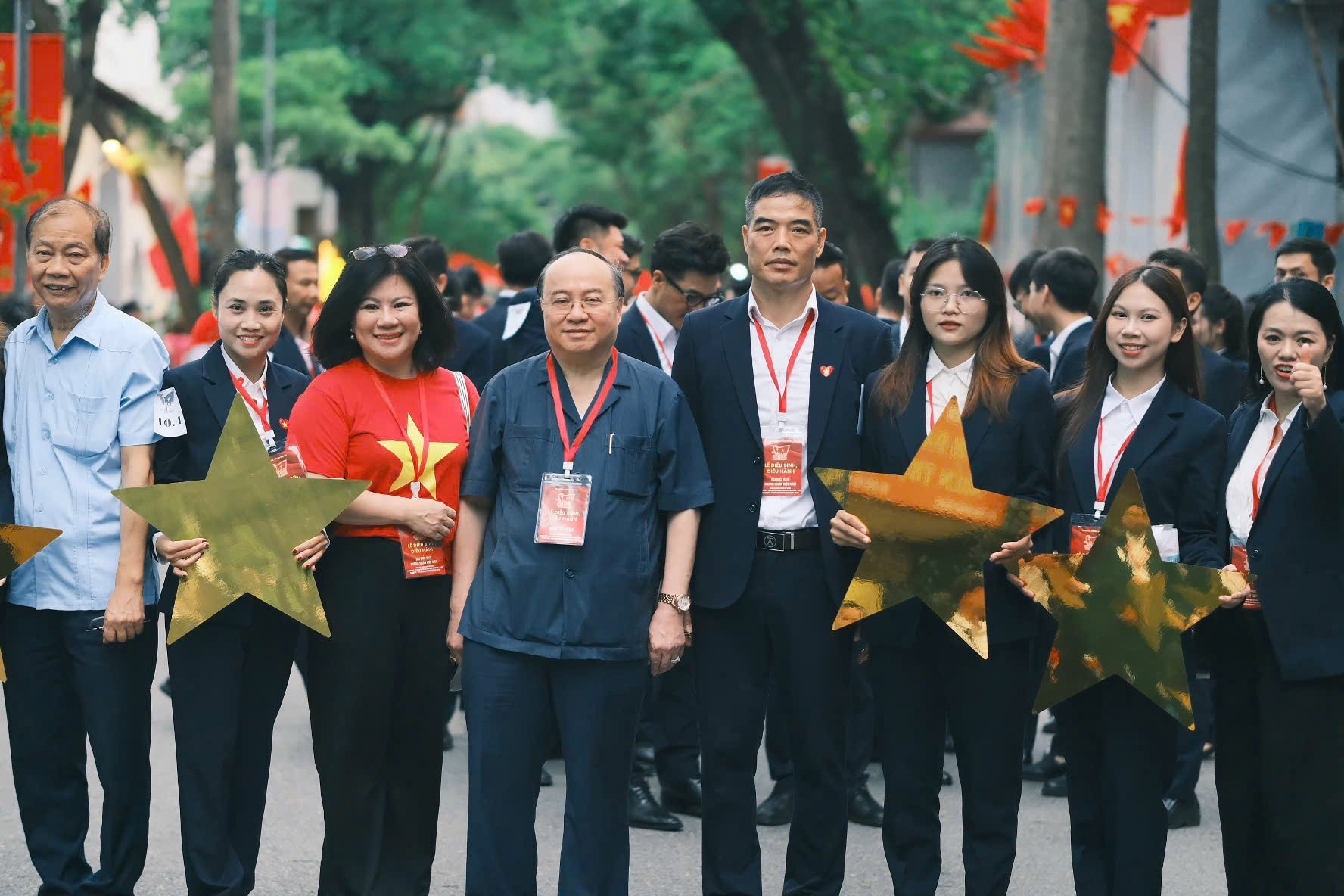 Ban Chỉ đạo chụp ảnh kỷ niệm với cán bộ Tập đoàn Hồ Gươm p4.jpg