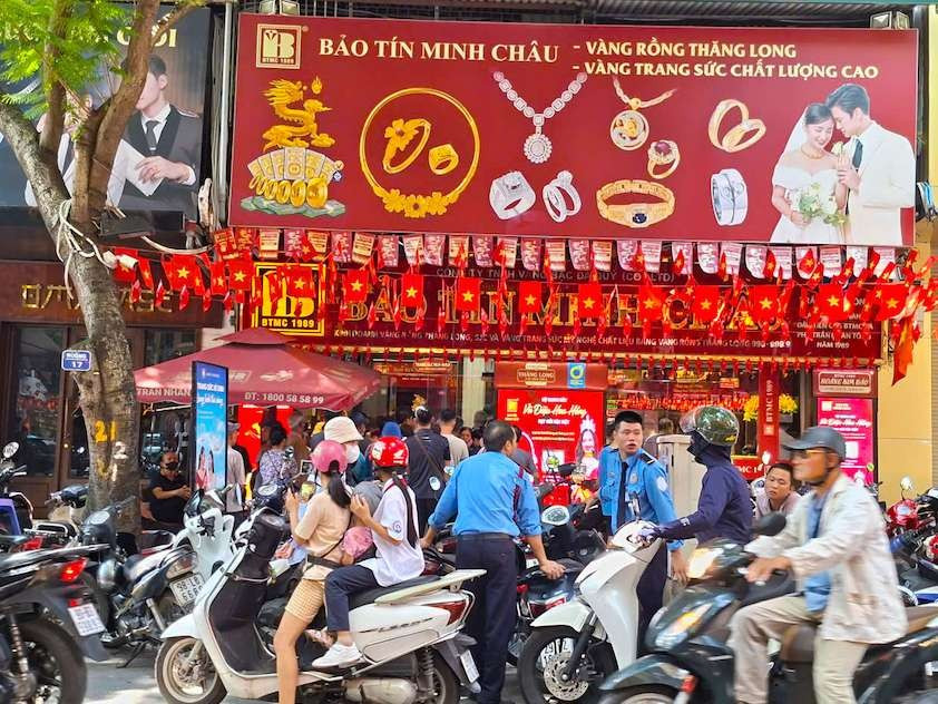 Ở thời điểm hiện tại người dân khó mà mua được vàng miếng 3-10.jpg