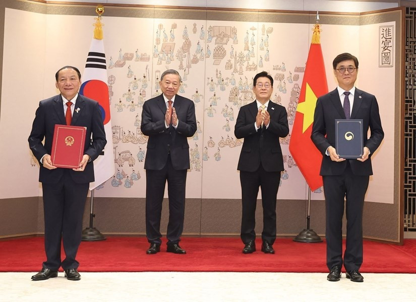 Công tác văn hóa đối ngoại không ngừng được tăng cường, mở rộng - trong ảnh: Trước sự chứng kiến của Tổng Bí thư Tô Lâm và Tổng thống Hàn Quốc Lee Jae Myung, Bộ trưởng Bộ VHTTDL Nguyễn Văn Hùng và Bộ trưởng Bộ VHTTDL Hàn Quốc Chae Hwi Young đã ký kết Bản ghi nhớ hợp tác về quyền tác giả, quyền liên quan giữa hai bộ, trong khuôn khổ chuyến thăm cấp Nhà nước tới Đại Hàn Dân quốc của Tổng Bí thư Tô Lâm (tháng 8- 2025) - Ảnh: TTXVN vna-potal-tong-bi-thu-to-lam-va-tong-thong-han-quoc-chung-kien-le-trao-cac-van-kien-hop-tac-giua-hai-nuoc-8202813.jpg