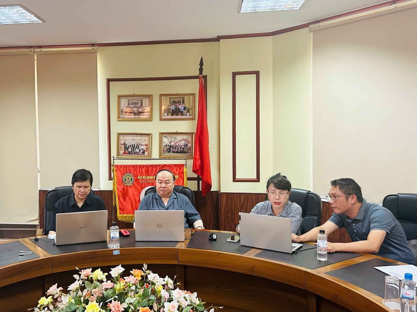 Chủ tịch Nguyễn Hồng Sơn họp trực tuyến tại văn phòng HBA l1.jpg