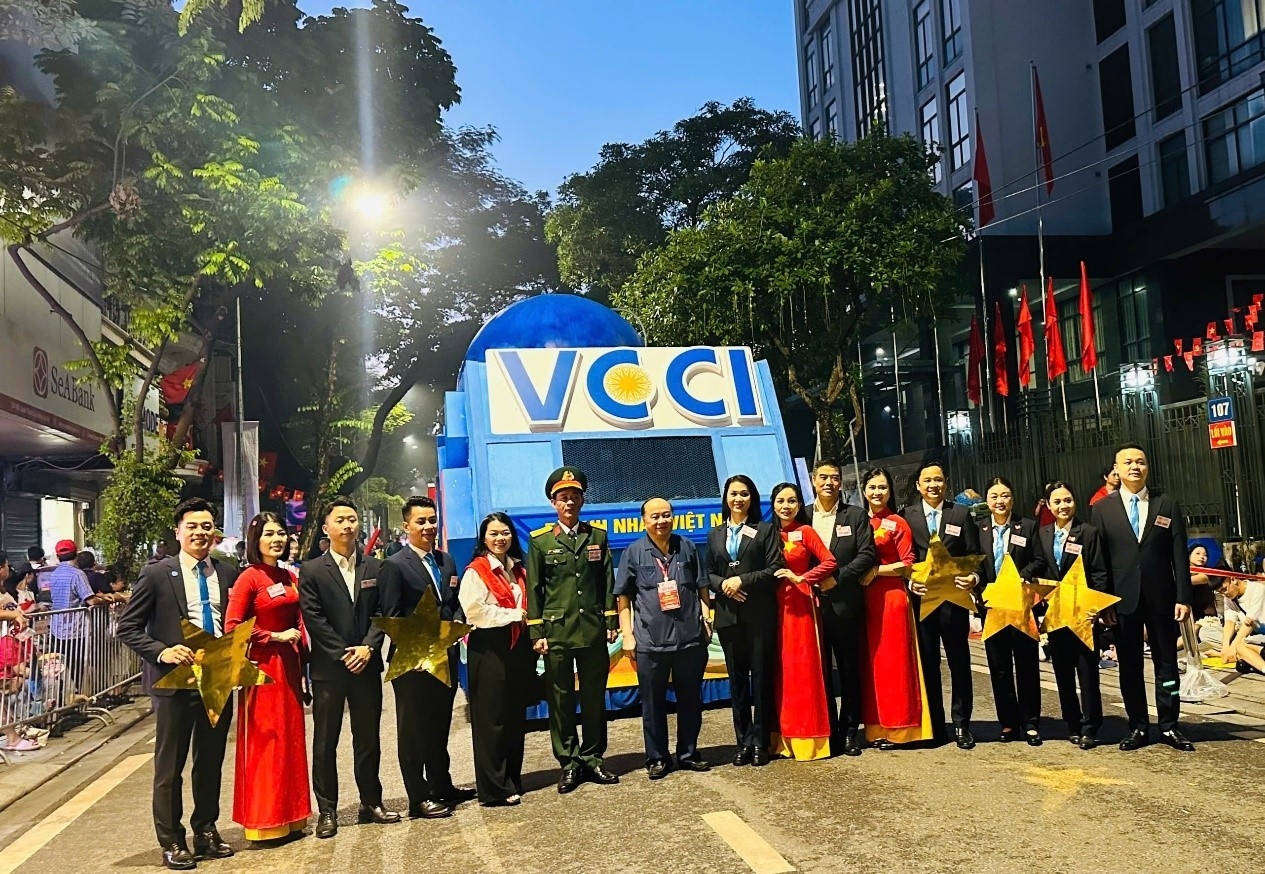 Chủ tịch Nguyễn Hồng Sơn chụp ảnh lưu niệm cùng các trưởng nhóm trong khối Doanh nhân Việt Nam trước thời điểm diễn ra đại lễ A80 16.jpg