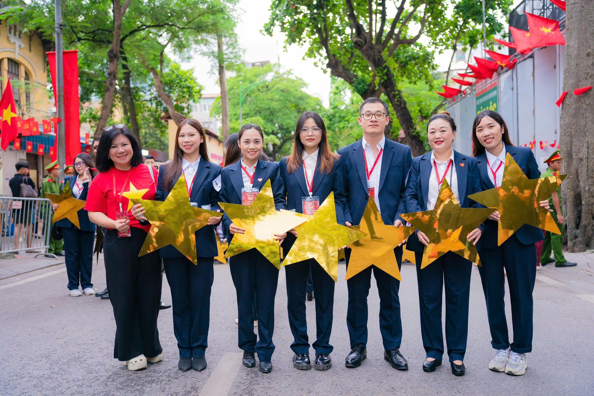 Chị Trần Thị Thủy (thứ ba từ trái sang) cùng các thành viên trong khối chụp ảnh lưu niệm với bà Bùi Thị Hải Yến Phó Chủ tịch HBA (áo đỏ) và bà Nguyễn Thị Thu Thủy Phó Chủ tịch thường trực VACOD (thứ hai từ phải sang) x4.jpg