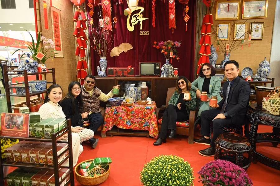 Tiến sĩ Gaurav Gupta, Chủ tịch sáng lập, Hội đồng Thương mại và Công nghệ Toàn cầu Ấn Độ và Tiến sĩ Rashmi Salu, Chủ tịch Phòng Thương mại và Công nghệ Toàn cầu tham quan gian hàng của ANNSHAN