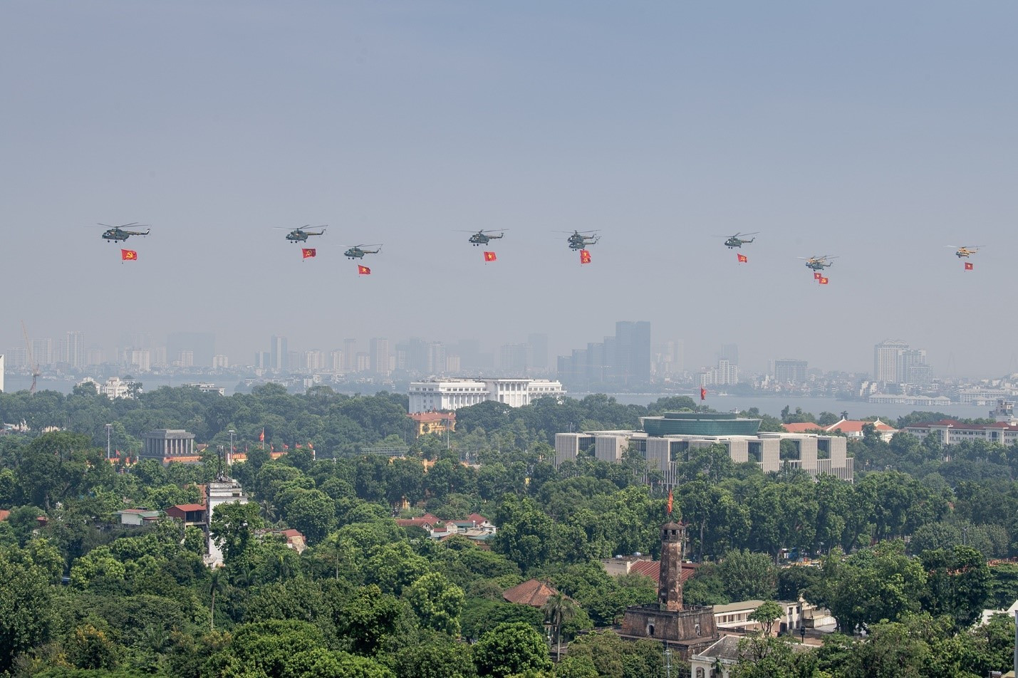 Biên đội trực thăng Mi-171, Mi-17, Mi-8, mang cờ Tổ quốc, cờ Đảng tung bay trên Quảng trường Ba Đình lịch sử 5.jpg