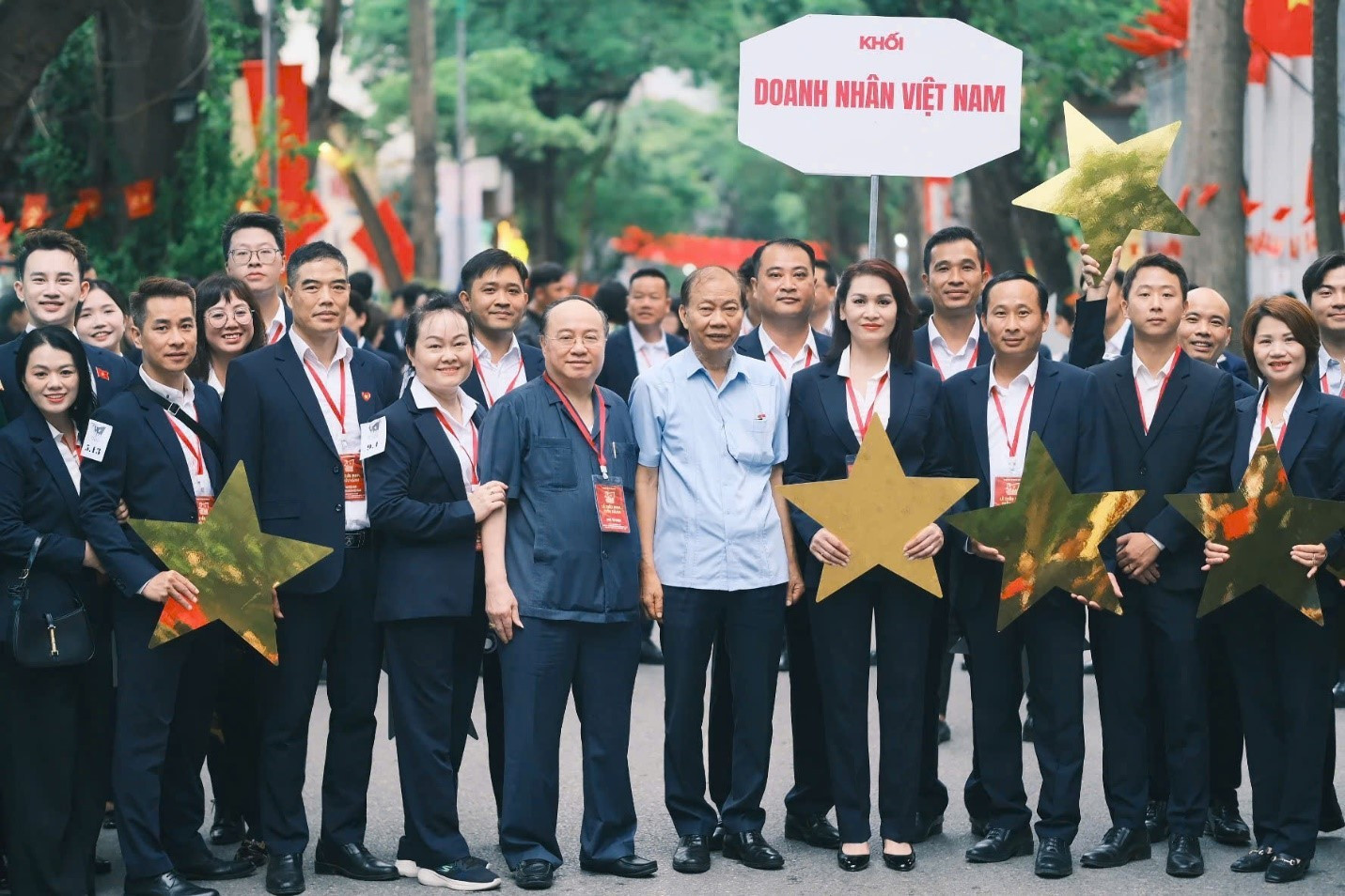 Ban Chỉ đạo khối Doanh nhân Việt Nam chụp ảnh cùng các trưởng nhóm các doanh nghiệp hội viên HBA tham gia diễu hành o1.jpg