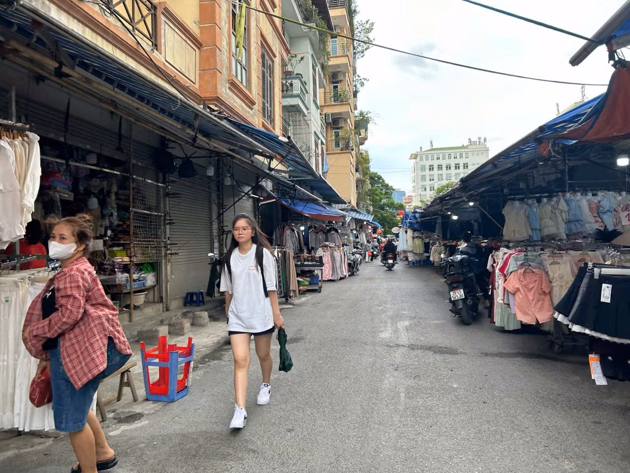 Nằm ngay trung tâm quận Cầu Giấy sôi động, Chợ Nhà Xanh từ lâu đã là một trong những điểm đến hàng đầu cho các tín đồ mua sắm, đặc biệt là giới sinh viên. Với danh xưng "thiên đường mua sắm giá rẻ", khu chợ này nổi tiếng bởi sự phong phú của các loại mặt hàng cùng mức giá phải chăng, biến nơi đây thành địa chỉ quen thuộc và được yêu thích của đông đảo bạn trẻ thủ đô.