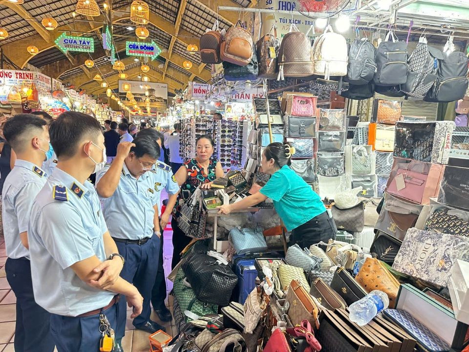 Nhiều thương hiệu bị làm giả được bày bán tràn lan Nhiều thương hiệu bị làm giả được bày bán tràn lan