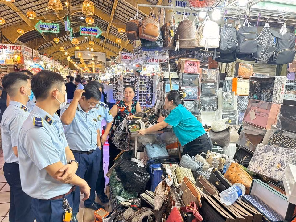Nhiều thương hiệu bị làm giả được bày bán tràn lan