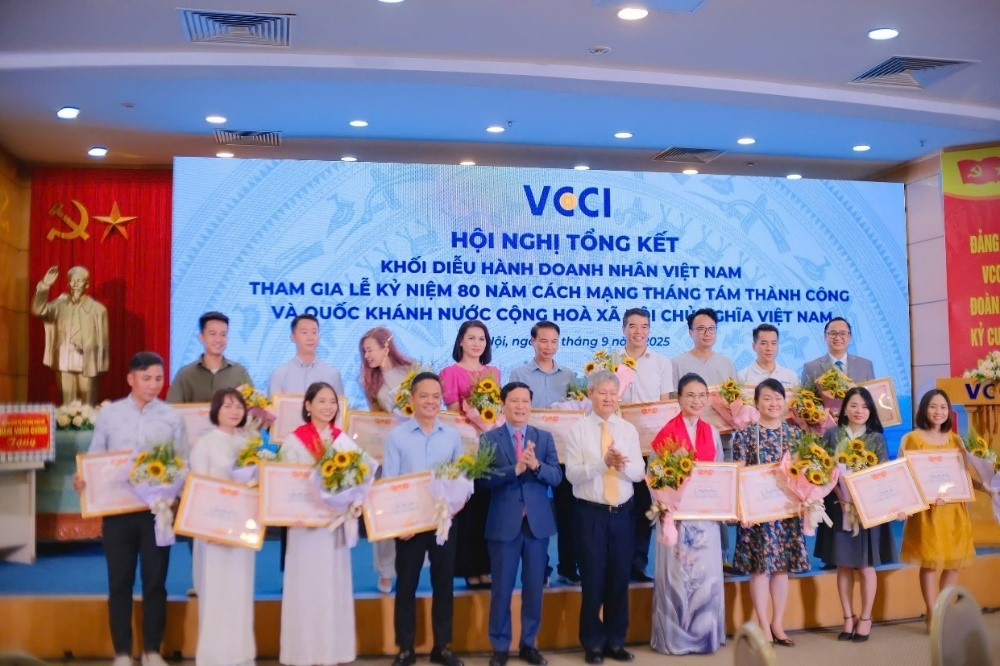 Ban Chỉ đạo khối Doanh nhân Việt Nam trao bằng khen cho đại diện các tập thể và cá nhân tham gia diễu hành A80 s8.jpg