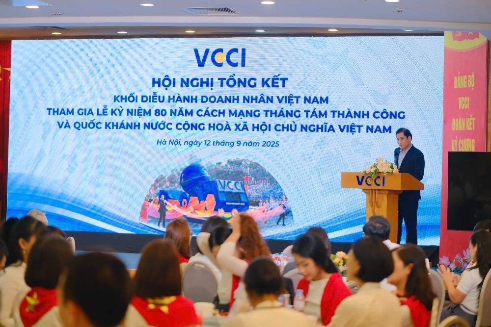 Ông Hoàng Văn Anh báo cáo tại hội nghị s1.jpg