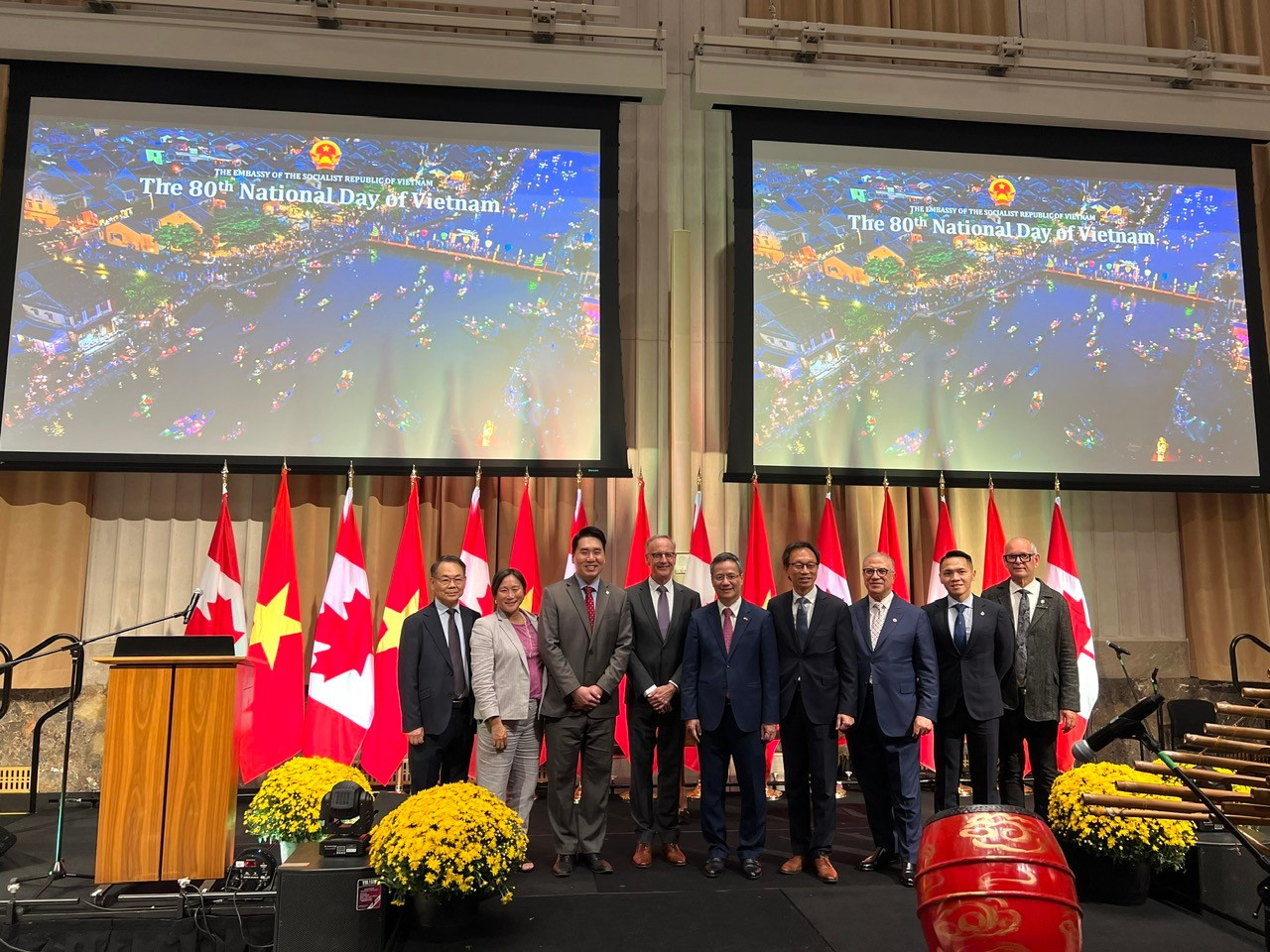 Đại sứ đặc mệnh toàn quyền Việt Nam tại Canada Phạm Vinh Quang chụp ảnh lưu niệm cùng các vị khách đặc biệt ở Lễ kỷ niệm 80 năm Quốc khánh Việt Nam tại Canada z7053201535836-6c56ffd2c1eda7eb2cb888318ab222f8.jpg