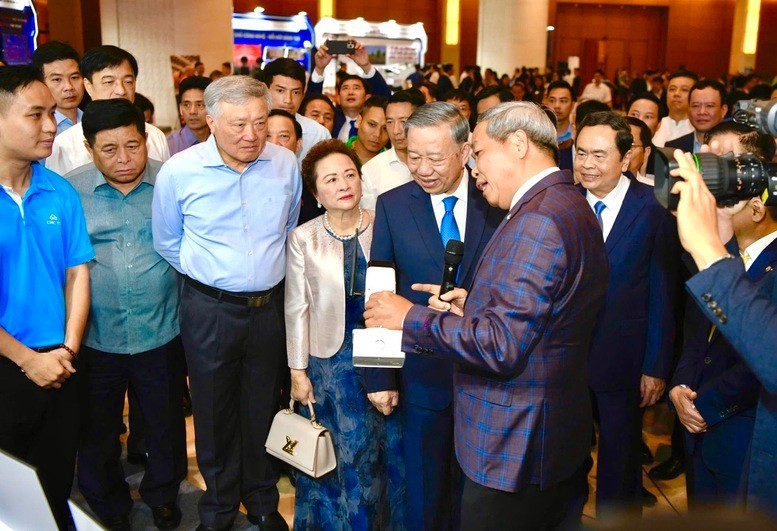 Tổng Bí thư và các đại biểu tham quan gian hàng của các doanh nghiệp tư nhân trước hội nghị 1irgnmmuv5stbem-1747548954332916037924.jpg
