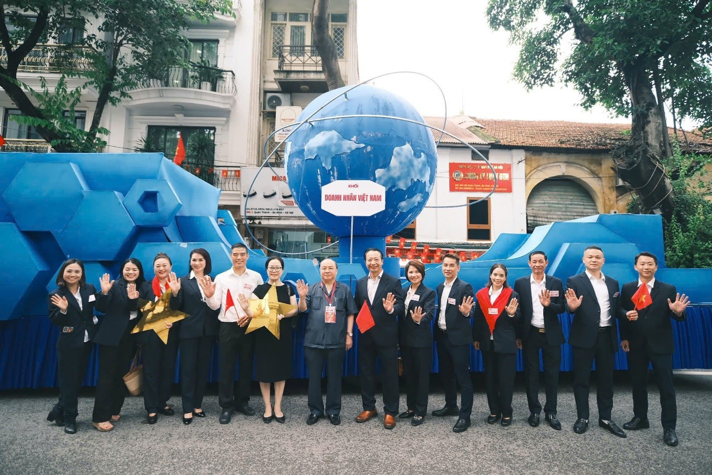 Ban Chỉ đạo khối diễu hành Doanh nhân Việt Nam chụp ảnh lưu niệm với các trưởng nhóm của khối 1.jpg