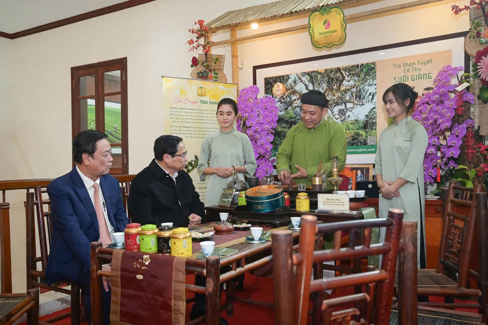 Nghệ nhân văn hóa trà Việt Đào Đức Hiếu (áo dài xanh) vinh dự được pha trà mời Thủ tướng Phạm Minh chính cùng các vị lãnh đạo cấp cao trong và ngoài nước đến thăm Việt Nam z6183153377504-cb64ece4655ab1fc2041752e704e518f.jpg