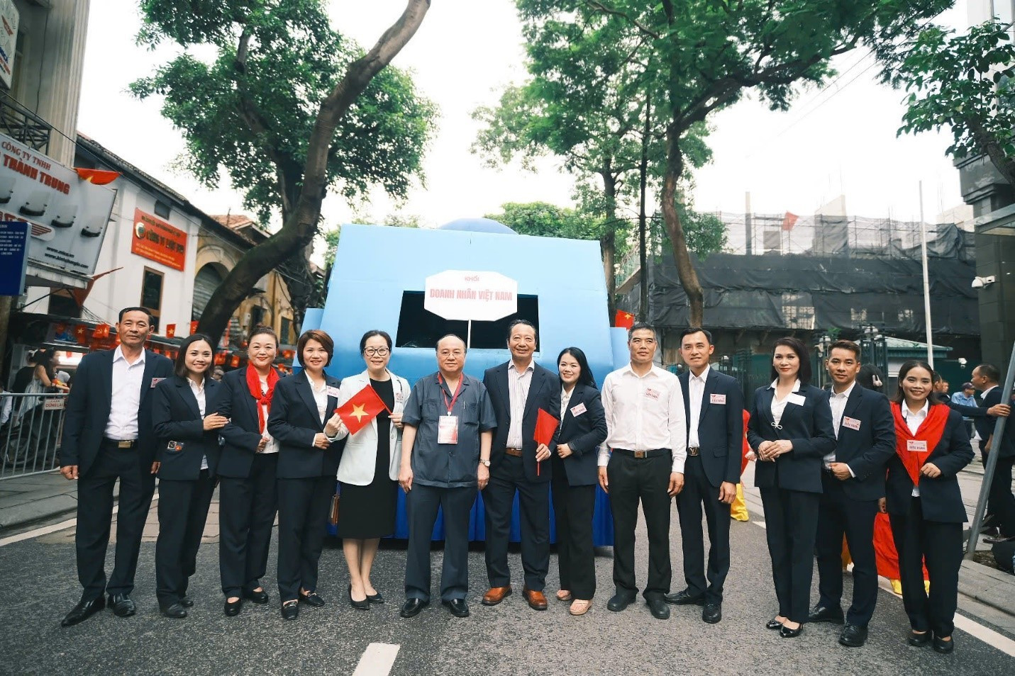 Ông Nguyễn Quang Vinh, Phó Chủ tịch Liên đoàn Thương mại và Công nghiệp Việt Nam - VCCI, Phó trưởng Ban Chỉ đạo Khối Doanh nhân và TS. Nguyễn Hồng Sơn Chủ tịch VACOD-HBA, Phó trưởng Ban Chỉ đạo Khối Doanh nhân Việt Nam đến tiếp sức lực lượng tham gia trước khi bước vào buổi sơ duyệt cấp Nhà nước Ông Nguyễn Quang Vinh, Phó Chủ tịch Liên đoàn Thương mại và Công nghiệp Việt Nam - VCCI, Phó trưởng Ban Chỉ đạo Khối Doanh nhân và TS. Nguyễn Hồng Sơn Chủ tịch VACOD-HBA, Phó trưởng Ban Chỉ đạo Khối Doanh nhân Việt Nam đến tiếp sức lực lượng tham gia trước khi bước vào buổi sơ duyệt cấp Nhà nước