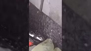 Người dân nép mình bên dải phân cách cứng để tránh cơn mưa đá đột ngột đổ xuống