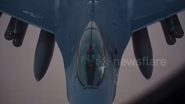 Khoảnh khắc máy bay KC-135 Stratotanker tiếp nhiên liệu cho tiêm kích F-16 trong Chiến dịch Epic Fury