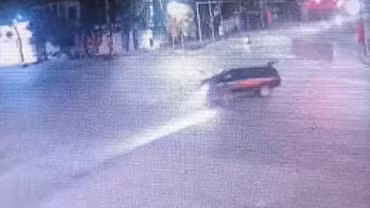 Va chạm với bán tải, xe cứu thương lật giữa giao lộ khiến nhiều người bị thương ở Phú Thọ