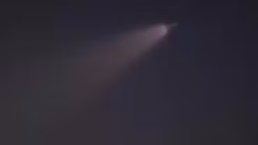 Người dân thích thú khi chứng kiến vệt sáng lạ như sao chổi trên bầu trời Đà Nẵng