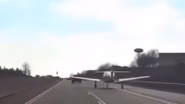 Sự cố động cơ, máy bay sử dụng đường cao tốc làm đường băng để hạ cánh khẩn cấp