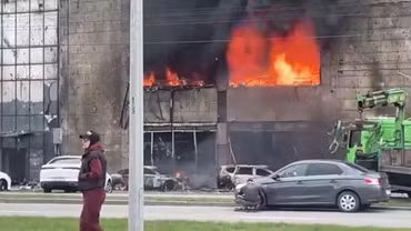 Trung tâm mua sắm “Người khổng lồ” chìm trong biển lửa khiến nhiều người bị ngộ độc khí