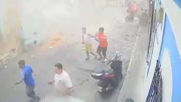 Mặt đất rung chuyển, người dân hoảng loạn, nhà cửa tan hoang bởi 2 trận động đất liên tiếp ập đến