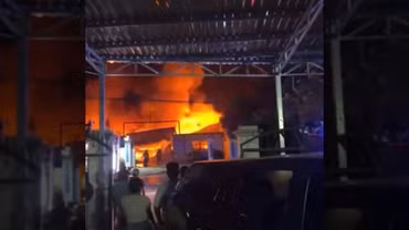 Tiếng nổ phát ra khi hỏa hoạn bùng phát khiến công ty sơn ở TP.HCM chìm trong biển lửa