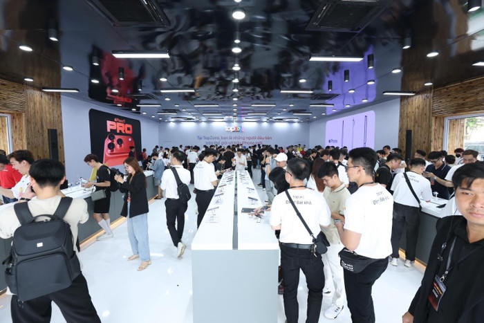 Không gian khu vực nhận iPhone 17 tại TopZone sáng 19/9