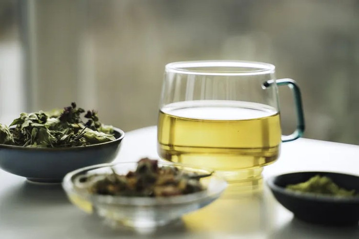 health-gettyimages-caffeinateddrinks-greentea-ea8ceaa79b54459daf38f5e977d47653.jpg