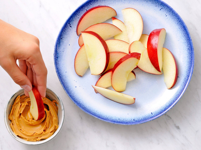 apple-slices-with-peanut-butteryogurt-dip-scaled.jpg