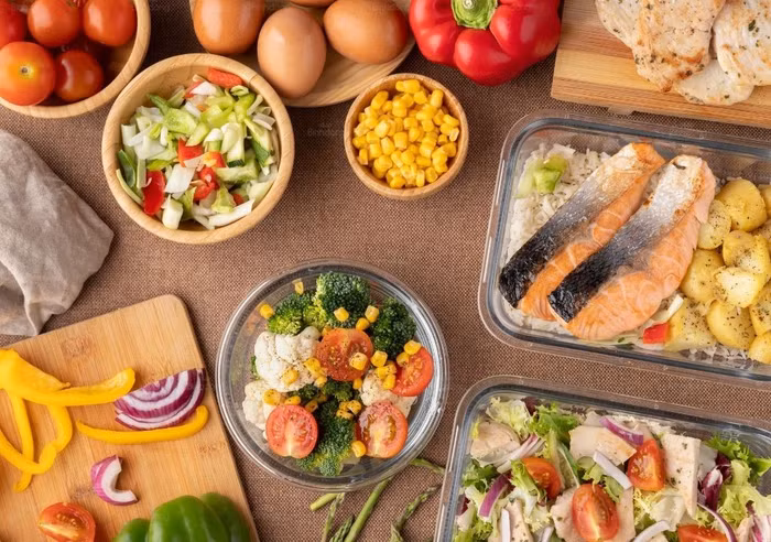 Trong các yếu tố ảnh hưởng đến sức khỏe thận, lối sống, đặc biệt là chế độ ăn uống đóng vai trò then chốt