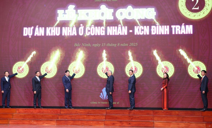 Phó Thủ tướng Nguyễn Hòa Bình cùng lãnh đạo các bộ, ngành, tỉnh Bắc Ninh nhấn nút khởi công dự án khu nhà ở công nhân khu công nghiệp Đình Trám