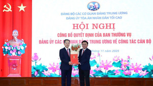 Ông Trần Cẩm Tú trao quyết định chỉ định Bí thư Đảng ủy Tòa án nhân dân Tối cao nhiệm kỳ 2025-2030 cho ông Nguyễn Văn Quảng