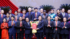 Ủy viên Bộ Chính trị, Trưởng Ban Tuyên giáo và Dân vận Trung ương Nguyễn Trọng Nghĩa (thứ 4 từ phải sang) trao quyết định và tặng hoa chúc mừng tân Bí thư Tỉnh ủy Gia Lai Thái Đại Ngọc