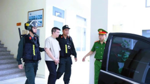 Công an áp giải Nguyễn Quốc Vũ 