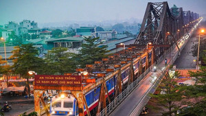 Cấm xe qua cầu Long Biên trong 60 ngày, người dân di chuyển thế nào?