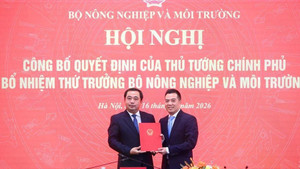 Bộ trưởng Trần Đức Thắng trao Quyết định của Thủ tướng bổ nhiệm ông Đặng Ngọc Điệp giữ chức Thứ trưởng Bộ Nông nghiệp và Môi trường