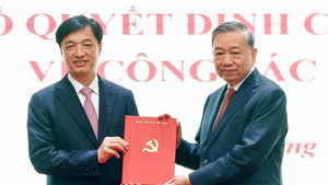 Tổng Bí thư Tô Lâm trao quyết định cho tân Bí thư Hà Nội Nguyễn Duy Ngọc