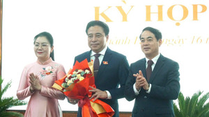 Bí thư Tỉnh ủy Khánh Hòa Nghiêm Xuân Thành tặng hoa chúc mừng tân Chủ tịch UBND tỉnh Nguyễn Khắc Toàn (ở giữa)
