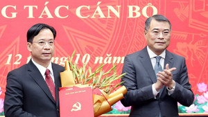 Trưởng Ban Tổ chức Trung ương Lê Minh Hưng trao quyết định của Bộ Chính trị điều động, chỉ định ông Hoàng Văn Nghiệm giữ chức Bí thư Tỉnh ủy Sơn La