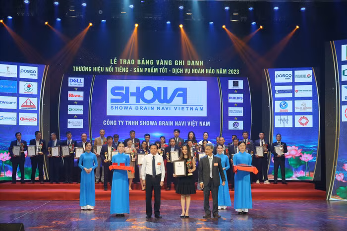 Đại diện Showa Brain Navi Việt Nam nhận giải