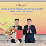 Ông Nguyễn Đức Thụy, Chủ tịch Hội đồng quản trị LPBank (phải) trao quyết định bổ nhiệm cho ông Vũ Quốc Khánh, Tổng Giám đốc LPBank 