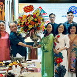TS Nguyễn Hồng Sơn, Chủ tịch VACOD-HBA cùng các Lãnh đạo hai hiệp hội VACOD-HBA tặng hoa và chúc mừng Tạp chí Thương gia nhân Ngày Báo chí cách mạng Việt Nam 21/6