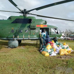 Trực thăng hỗ trợ vùng bị cô lập sáng 23/11 (Ảnh: Lê Tâm)