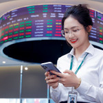 Tiền vào ồ ạt, VN-Index có đỉnh lịch sử mới, khối ngoại tranh thủ bán ròng