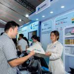 Du khách quốc tế hào hứng đón nhận những món quà lưu niệm ý nghĩa từ KiotViet